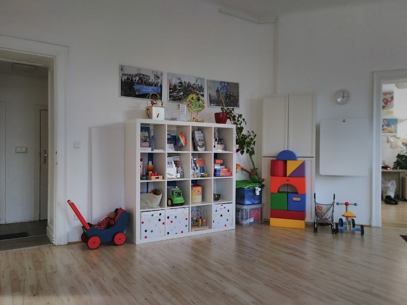 Raum mit einem Regal voller Spielzeug für Kinder